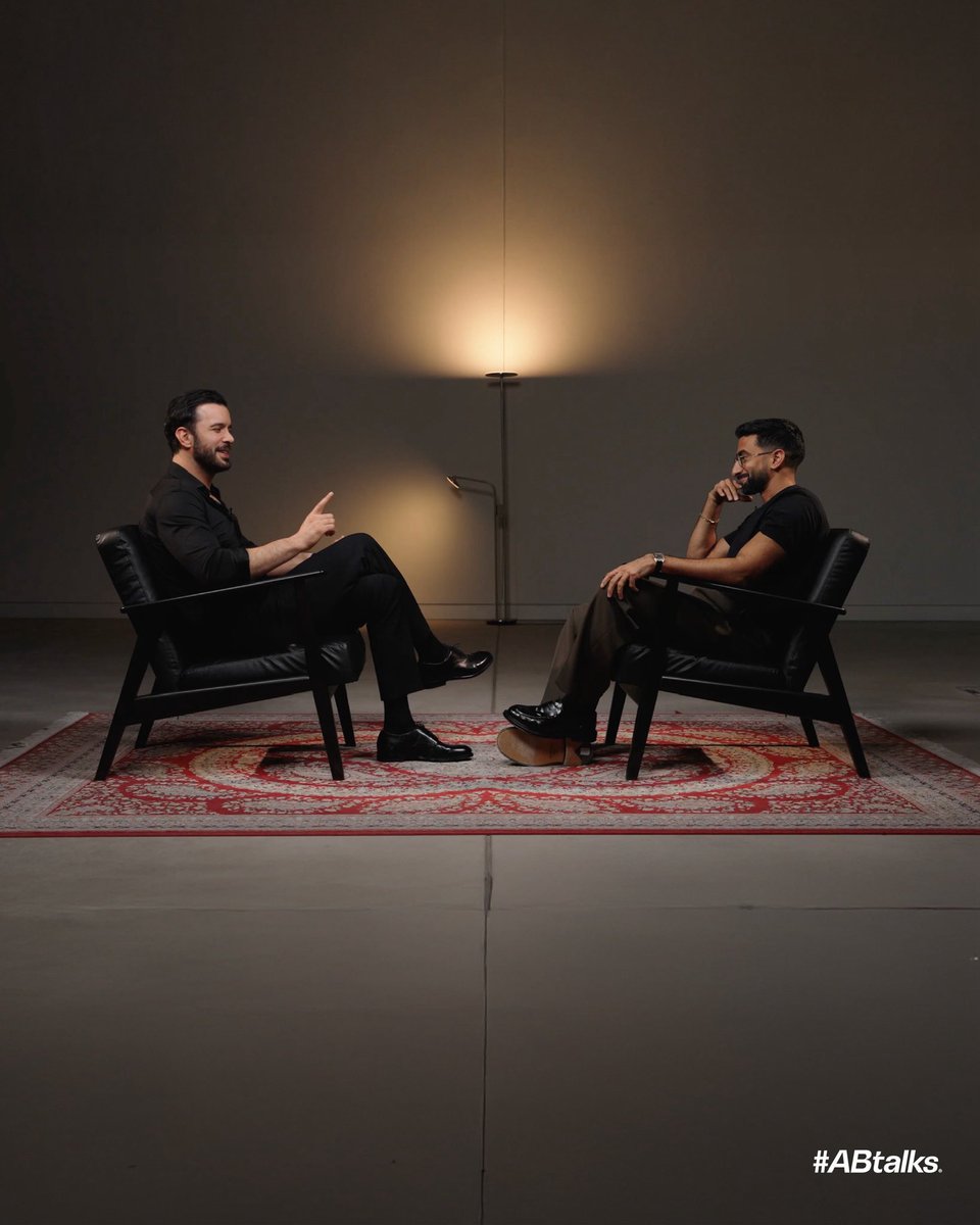 Tonight 🍿 #ABtalks with Barış Arduç | Chapter 246 | مع باريش أردوتش 🇹🇷🎥

باريش أردوتش، نجم الدراما التركية الشهير الذي سحر الملايين حول العالم بعناوين مثل حب للإيجار والركض مع الريح، يمنحنا إطلالة نادرة على عالمه الخاص؛ فخلف شخصية النجم الهادئ يكمن رجل صقلته طفولة من العزلة
