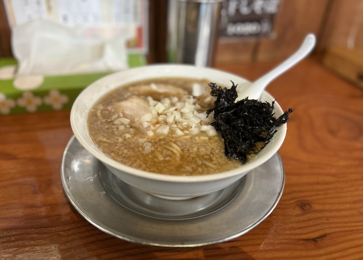 らーめん滋魂
・中華そば ¥950-

燕背脂系の煮干しラーメン。
デフォルトでもたっぷりの背脂が入っていてタマネギがよく合います。
麺は加水率高めの中太麺でパンチの強いスープにと相性バッチリです。
ごちそうさまでした！