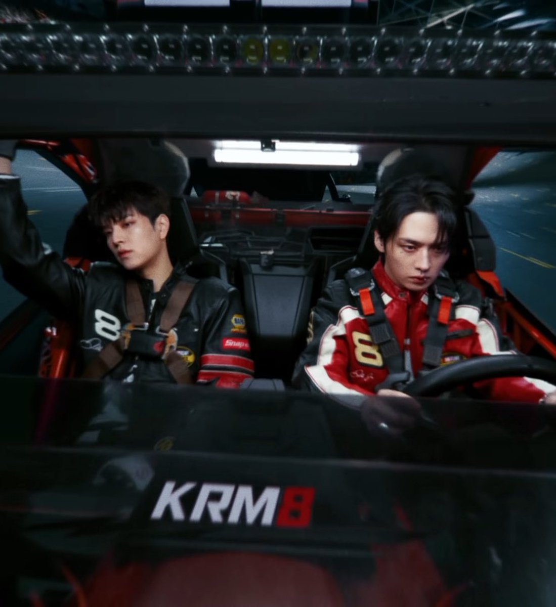 여행 갔다가 싸우고 돌아온 작은가족

🐣엄마 얼마나 남앗어..?
🐱세시간.
🐶두시간 반.
🐱막히면 세시간이라고.
🐶일찍 출발했잖아. 안 막혀서 두시간 반이라고.
🐱고속도로 막힌다고 지금 네비에 빨간불 들어왔다고.
🐶합류하는 곳만 빨갛잖아 가다보면 초록색 된다고.
🐣......