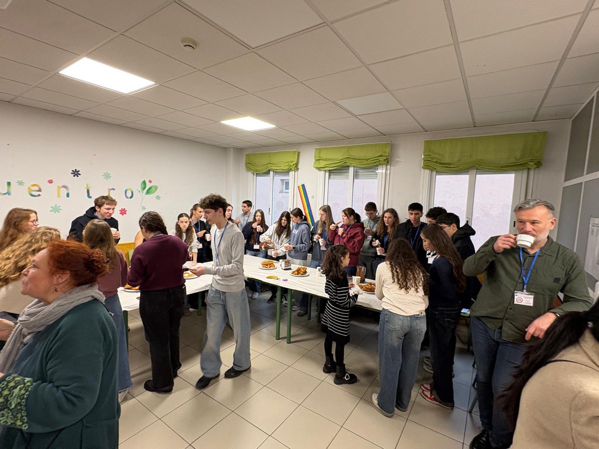 iescalderon's tweet photo. ¡El Erasmus ya está aquí! 🇪🇺✨ Ayer iniciamos nuestro proyecto KA210 sobre Inteligencia Artificial.
Desde un buen chocolate con churros ☕ hasta la formación técnica en nuestra Aula Ateca 🤖, fue un primer día completo que culminó disfrutando de la gastronomía de Pinto. https://t.co/jsr7timbGi