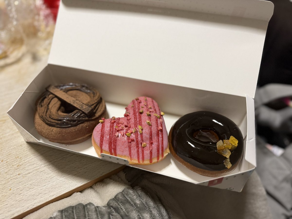 donuts__ojisan's tweet photo. 自分へのご褒美も兼ねて🙌🏻新作の完成と公開を祝う🙂

たまには甘いものでも🍩

昨年の夏からずっと💨

休み無く撮影、編集まで続いたから👀

疲労で痩せたのでは❓

いや😮

撮影では、ロケの後みんなで食べ歩き😋

編集では、ひたすら部屋にこもって体を動かさずに作業したから🤳🏻

寧ろ、太りました😳 https://t.co/7Pm8dPC5PT