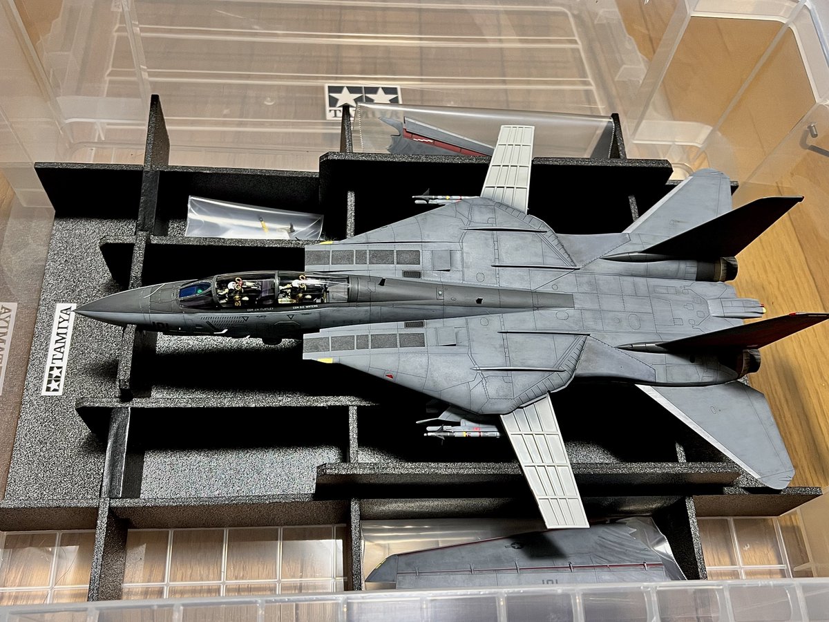TONKA2225's tweet photo. 工作が完了しました
完成!と言いたいところですが
天候に恵まれず撮影がまだで海でしっかりと写真を撮って完了としたいので
それまでケースに入れて春まで冬眠させます
白黒のTAMIYAステッカーがかっこいいね
暖かくなったら起こしてください😴
#EFSE #TONKAのトムキャット https://t.co/uqzGJiymQn