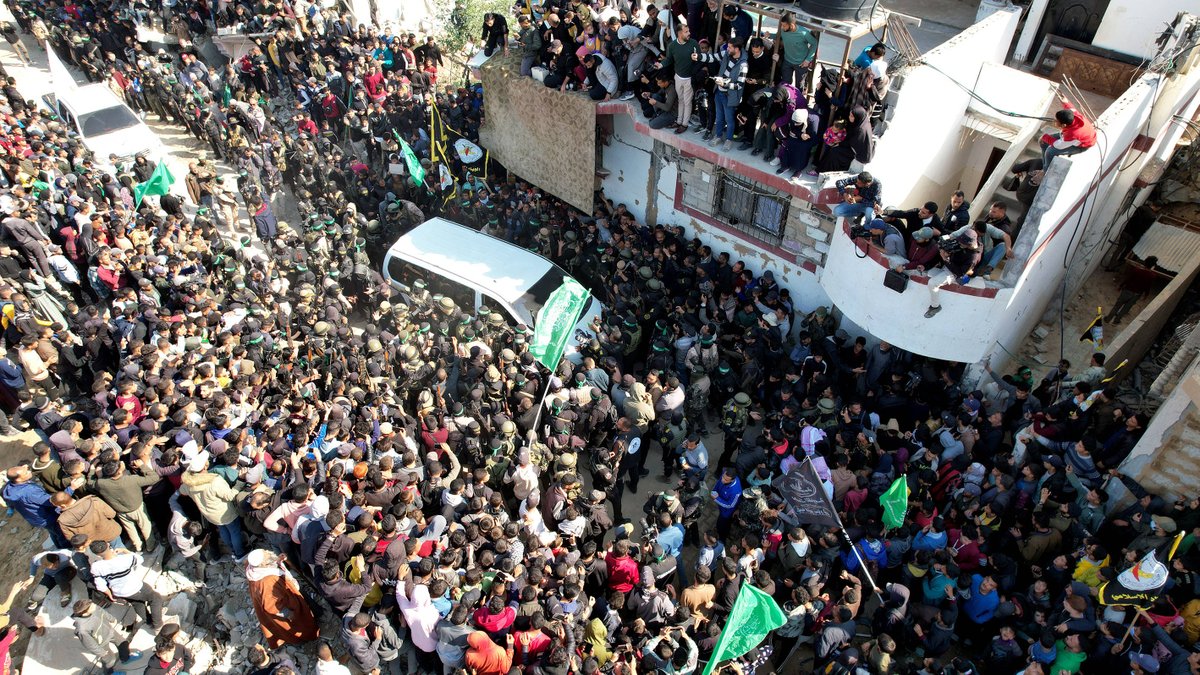 ⏸️ Ich spreche grundsätzlich von „die Palästinenser“. Nicht „die Hamas“
 
Ausgegebenem Anlass.
 
▶️ Von „der Hamas“ zu sprechen unterstützt ein propagandistisches Narrativ.
Es soll vermitteln, dass die Hamas eine Terrororganisation ist, welche das Volk unterdrückt. Damit wird die