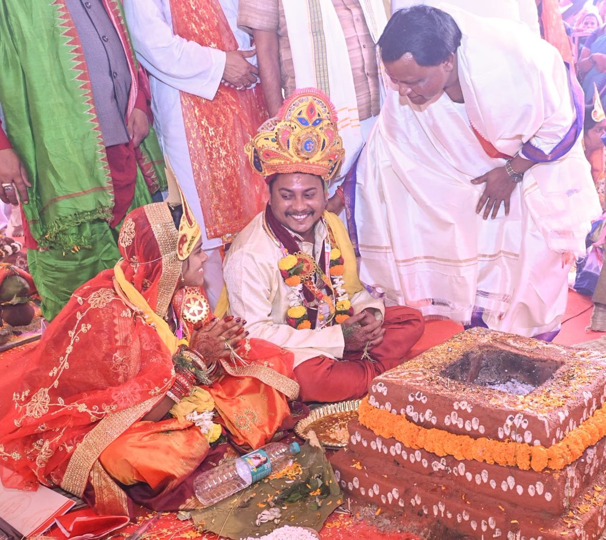 Chief Minister Mohan Charan Majhi launches Mukhyamantri Kanya Bibaha Yojana  at Maa Tara Tarini Temple in Ganjam districts; 201 couples tie knot Sitting  as karta, the CM performed rituals, offered ahuti in