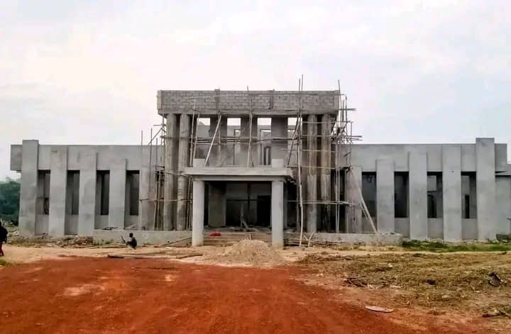 sergesindani01's tweet photo. 🔴#RDC—— à #BUTA, le nouveau bâtiment du Gouvernorat du #Bas_Uele sort de terre. Le chantier avance bien et l'espoir du développement renaît dans le chef de la population locale. Les travaux sont financés sur fonds propres de la province sous le leadership manifeste du jeune Gouverneur @mikemokeni.