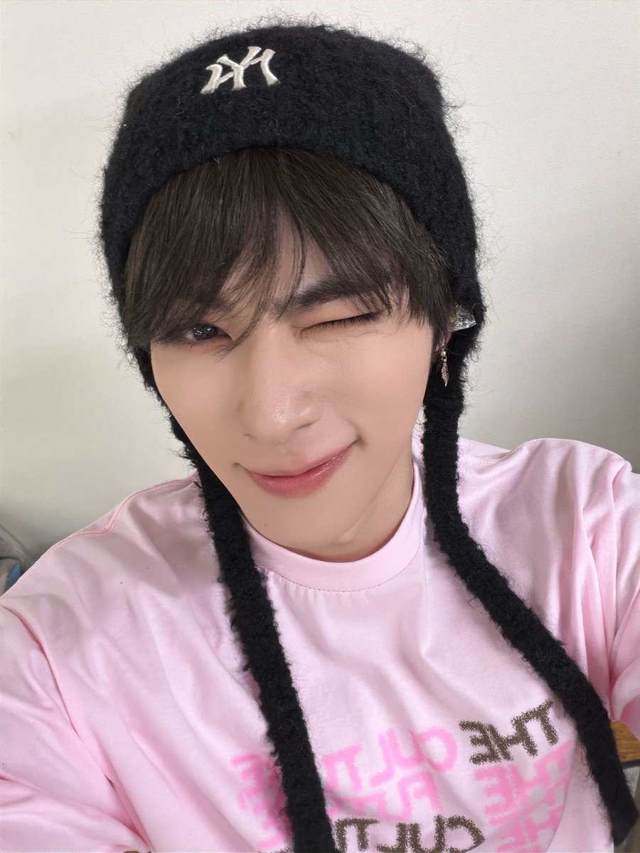 xiaojun 🫧

'some selfies i forgot to send~'

SWEETIEJUN 😭💗💗💗