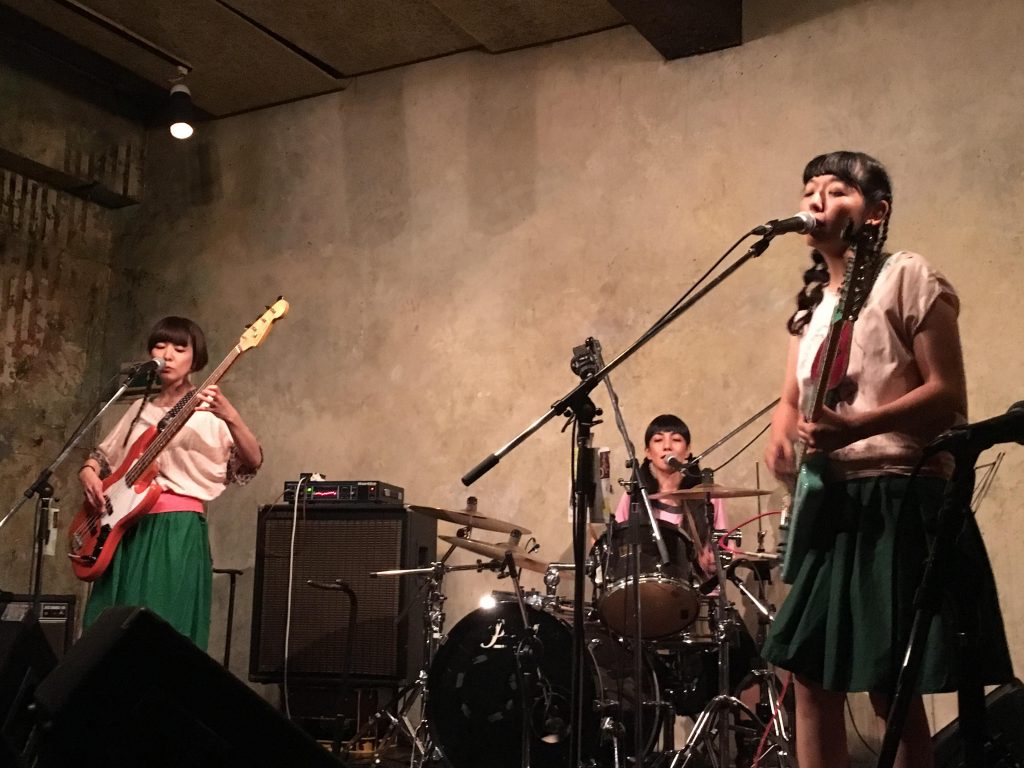 此処で繋がってる方はご存知かもですが、ドクロズは自分にとって特別過ぎるバンドで有りまして、今回あさこさんが出てくれるのは勿論、むうとんが"数えきれない"でバックバンドを務めてくれるのがほんと凄い事で…
企画者として、一人のファンとして楽しみで仕方無いのです
観に来て欲しいです心から