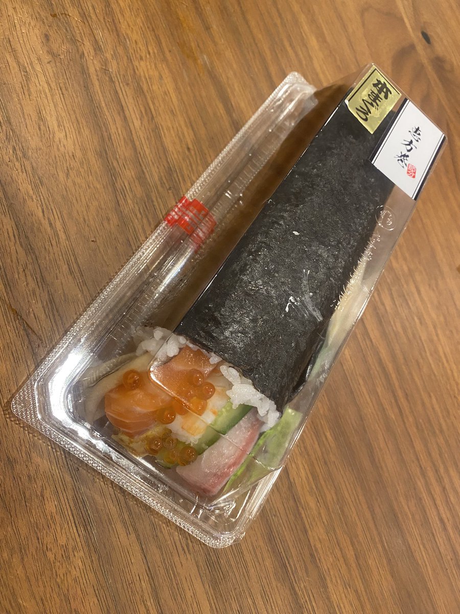 childcare_games's tweet image. 節分、奮発した。笑。海鮮巻きってめちゃ美味しいですよね🥺❤️

本日は、22時半ごろから鬼はそとじゃなく、ゾンビは外への配信しようかと思ってます🧟デドバのキャラを全員見たいんです！#quarantine zone