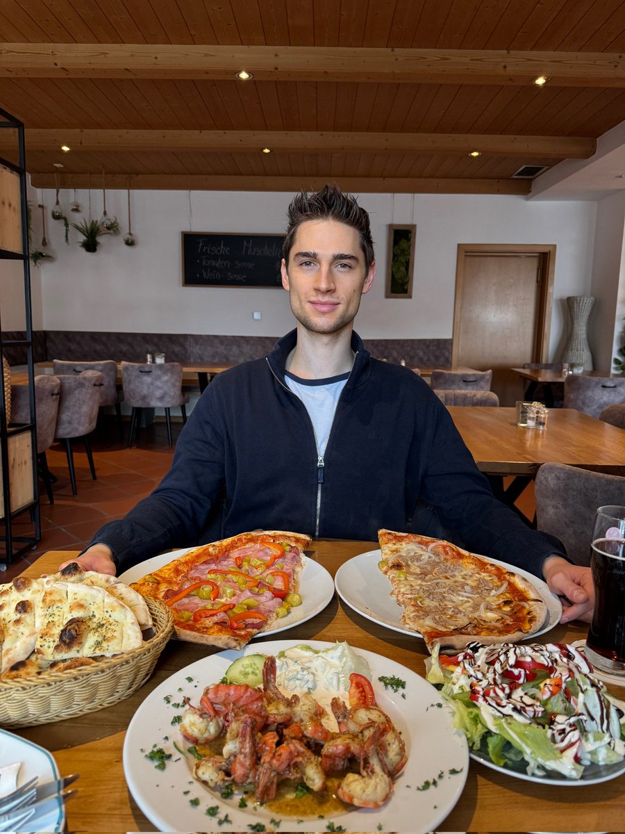 rawsideview's tweet image. Ghosts aren’t scary. Blue ticks are.