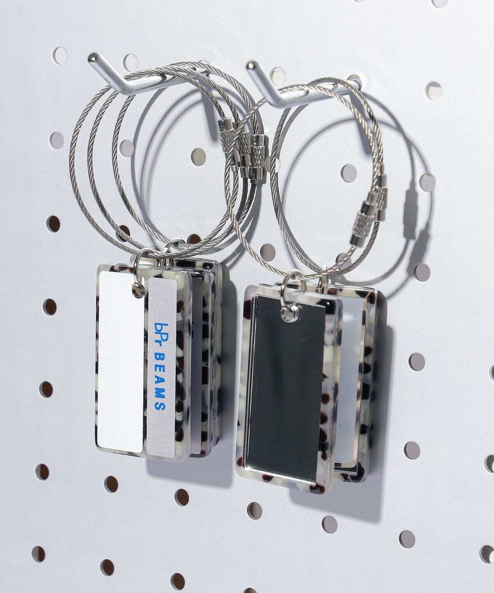 〈bPr BEAMS〉
ビームススタッフのネームプレートがモチーフ🌟
カラフルなアクリル素材のキーリング🔑

白いスペースには文字を書き込めます🖊️
さらに裏側にはミラーつき！✨️
アイテムはこちらから✔
※残りわずかのカラーもございます。
🔗 bit.ly/3ZaBJLM

<a href="/bPr_BEAMS_/">bPr BEAMS</a>
#beams #ビームス