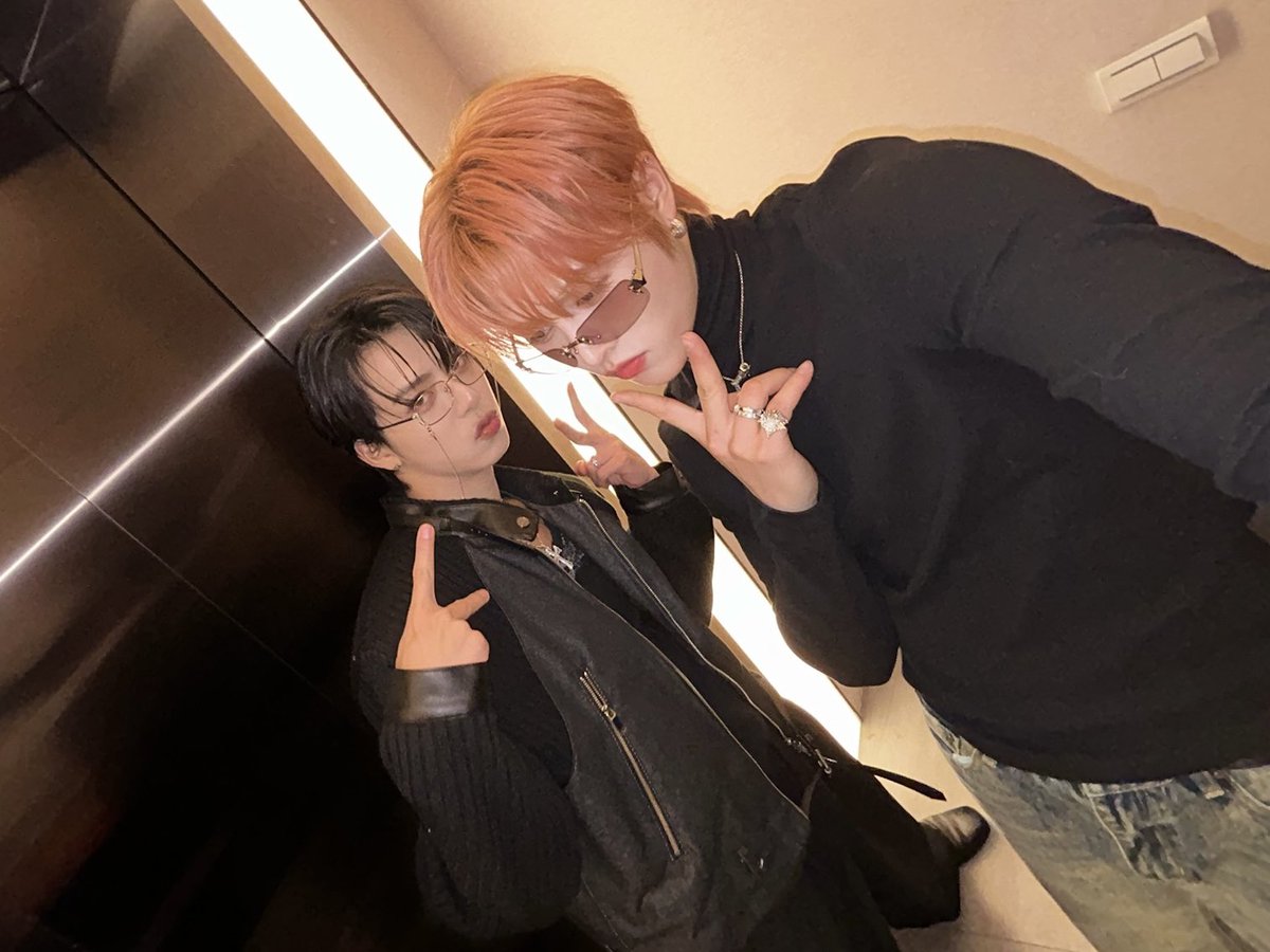 7to8_official's tweet photo. 加更一些簽售後台moment🤭

Extra backstage moments from the fansign 🤭

#SEVENTOEIGHT #세븐투에잇 https://t.co/iafhcsKESU