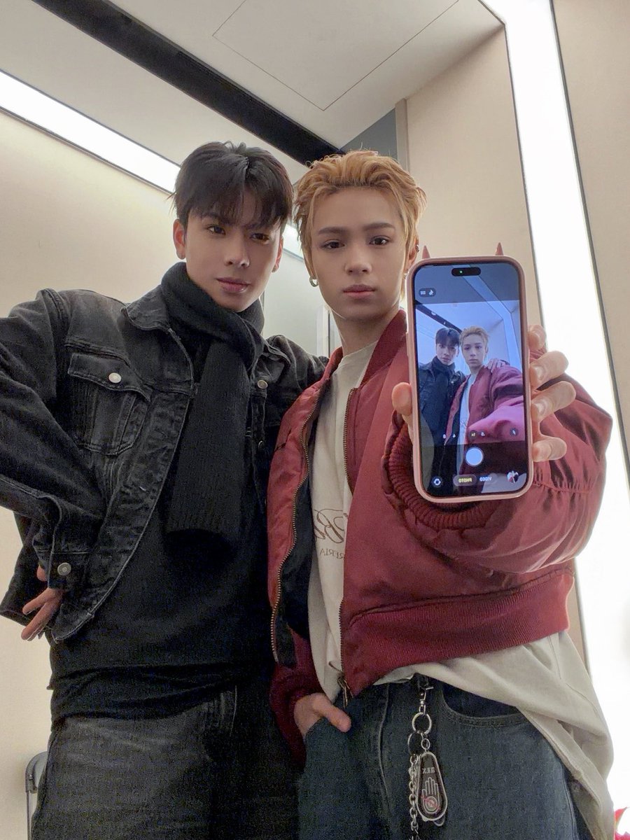 7to8_official's tweet photo. 加更一些簽售後台moment🤭

Extra backstage moments from the fansign 🤭

#SEVENTOEIGHT #세븐투에잇 https://t.co/iafhcsKESU