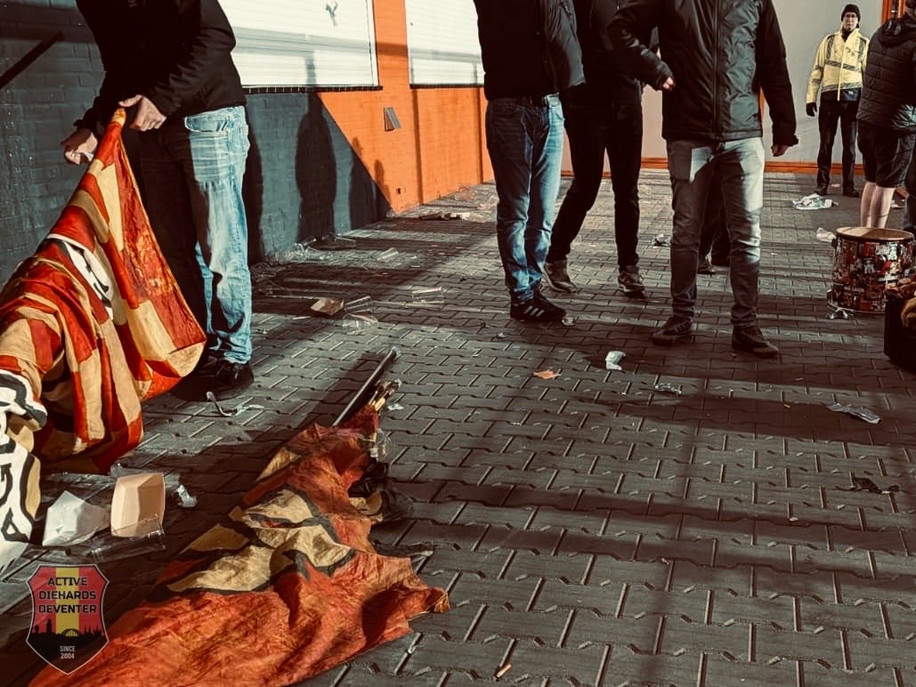 SfeerteamADHD's tweet photo. 𝗙𝗢𝗧𝗢𝗩𝗘𝗥𝗦𝗟𝗔𝗚 📸
Met 348 supporters in het uitvak op zondag 20:00 uur werd slechts één punt meegenomen naar Deventer.
Bekijk het verslag en de foto’s via:
https://t.co/81eOdqQtYK
#volGAE #ActiveDieHardsDeventer #GoAheadEagles #Kowet #Deventer https://t.co/INsqJi8Moc