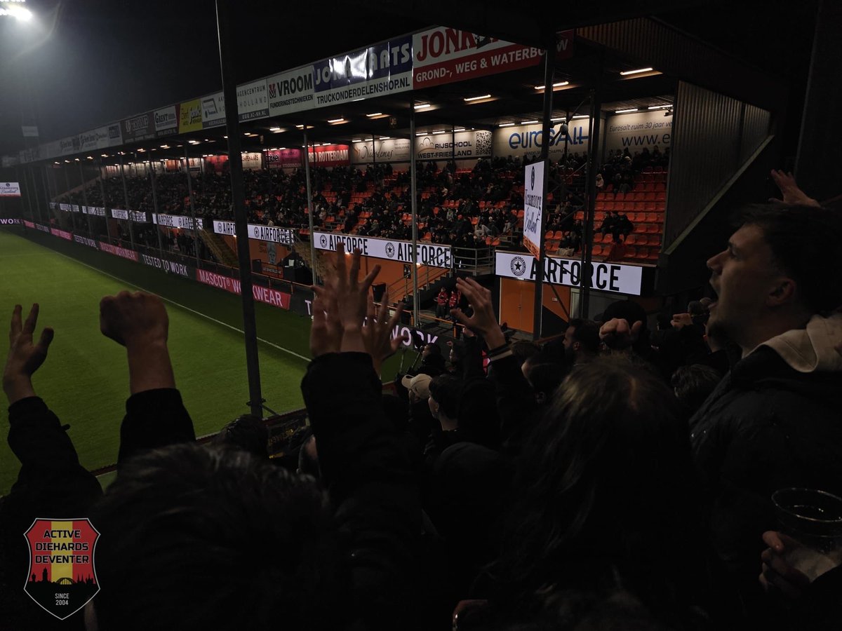 SfeerteamADHD's tweet photo. 𝗙𝗢𝗧𝗢𝗩𝗘𝗥𝗦𝗟𝗔𝗚 📸
Met 348 supporters in het uitvak op zondag 20:00 uur werd slechts één punt meegenomen naar Deventer.
Bekijk het verslag en de foto’s via:
https://t.co/81eOdqQtYK
#volGAE #ActiveDieHardsDeventer #GoAheadEagles #Kowet #Deventer https://t.co/INsqJi8Moc