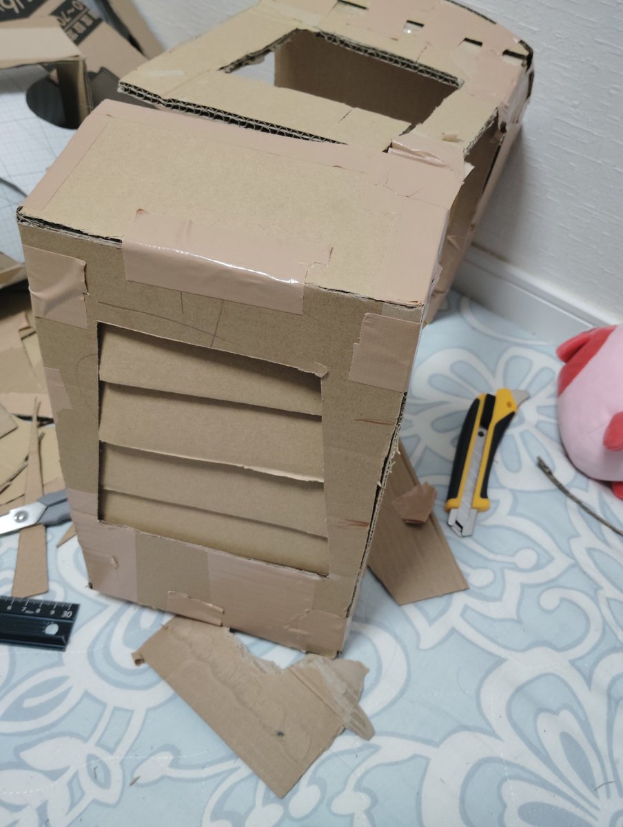 皆さんこんばんは
今日は胸部の膨らみ、背面スラスターの造形をしました
立体工作って難しいですね
#ロボコス　#立体