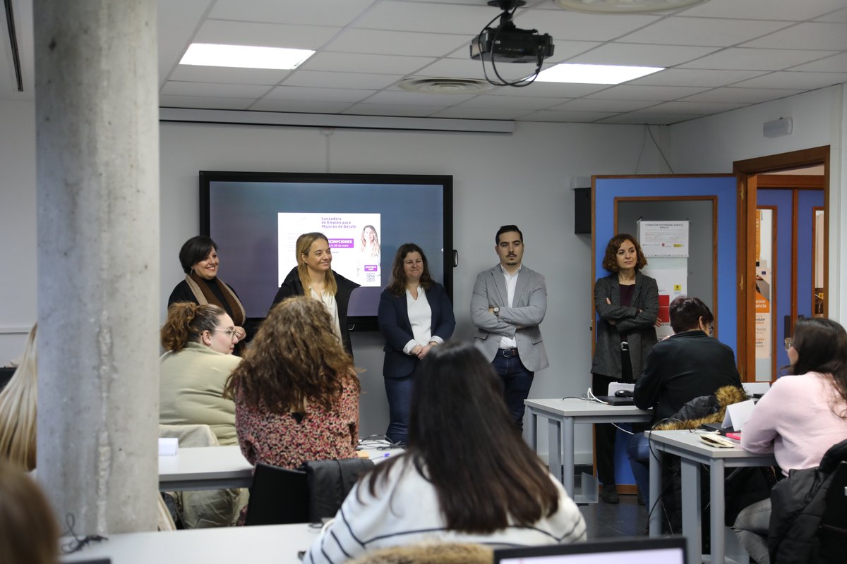 AreaEmpleoFSMLR's tweet photo. Arranca la nueva #LanzaderadeEmpleo para mujeres en #Getafe 👩🏼‍💻

Un programa gratuito de orientación laboral en el que participan 20 mujeres en #desempleo, durante enero y marzo, trabajarán competencias #digitales, preparación de #entrevistas y mucho más💼

https://t.co/BTmtekNHjJ https://t.co/lZIK3j02I9
