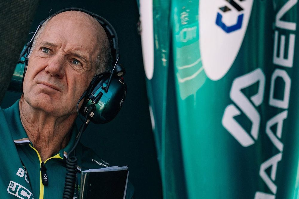 F1Krampon's tweet photo. 🚨 Adrian Newey, bazı açıklamalarda bulundu;

🗣️ “Avustralya’daki araç, Barselona’da gördüğümüz araçtan çok farklı olacak.”

🗣️ “Pilotlarımız için çok güçlü bir gelişim temeli oluşturmaya çalıştık. Daha önce hiç kullanmadığım bazı konseptler var.”

🗣️ “Dünyanın en iyi rüzgâr tüneline sahibiz.”
