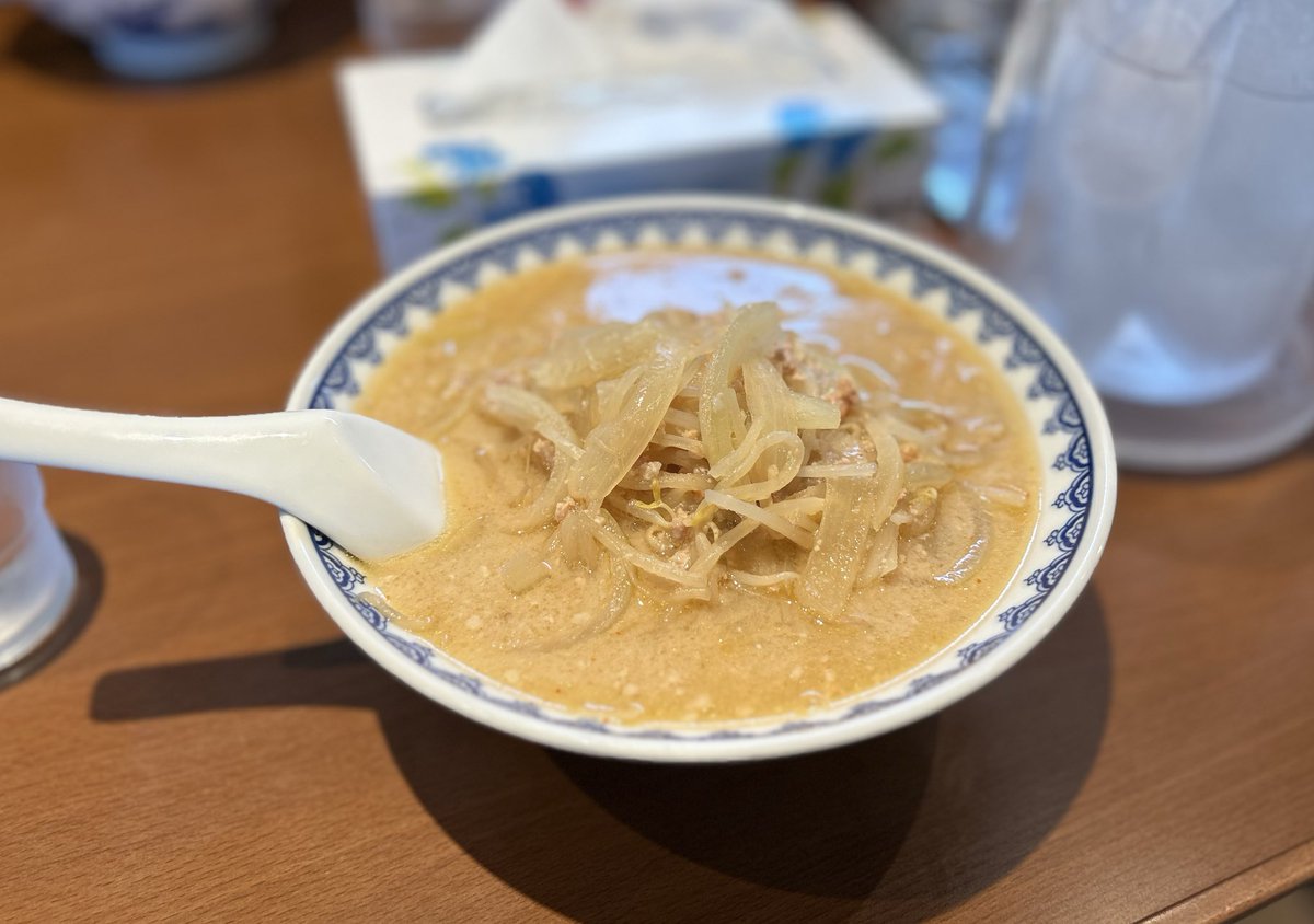 食堂 ミサ ピア万代店
・みそラーメン ¥1,000-

香ばしいラードとニンニクの香りが食欲を唆ります。
スープは白味噌ベースで優しい味わいです。
タマネギがたっぷり入っています。
ごちそうさまでした！