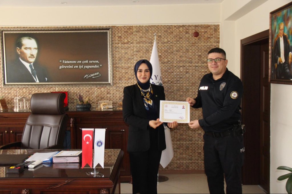 calKaymakamligi's tweet photo. Kaymakamımız Sayın Hatice Gamze KURAN, özverili ve başarılı çalışmalarından dolayı İlçe Emniyet Amiri Komiser Yardımcısı Ömer ÖZTAŞ, Polis Memuru Enver KOTAŞ, Polis Memuru Berat DERNEK, Çarşı ve Mahalle Bekçisi Ali KIRAN ile Teknisyen Uğur ÇAKAL’a Başarı Belgesi takdim etti. https://t.co/LMAmUL2cJg