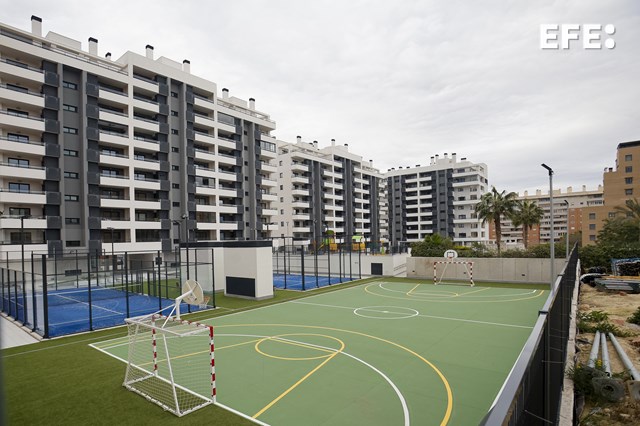 EFE_CValenciana's tweet photo. 🏬 El Ayuntamiento de Alicante cruzará la lista de beneficiarios de viviendas públicas investigadas por posibles irregularidades en su adjudicación con la plantilla actual de funcionarios

➡️ El objetivo: conocer si hay más empleados municipales relacionados con este asunto https://t.co/aDqXrwXKbq