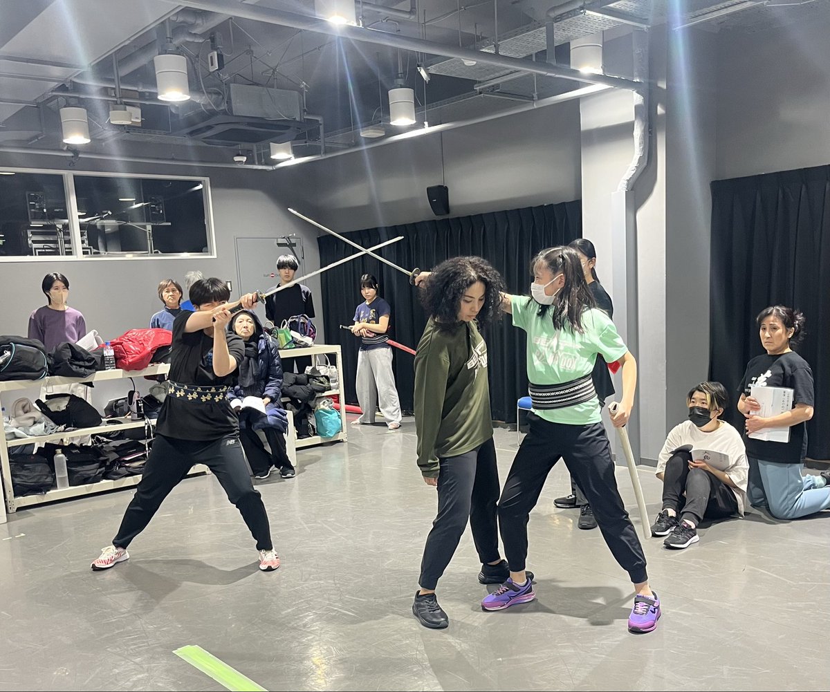 BEAT_PARADOX_'s tweet photo. BEAT PARADOX2026年4月公演
◥◣⚔️「七彩の刻〜零〜」⚔️◢◤

本日の稽古が終了しました。

刀の基礎稽古から始まった今日。

スタジオに張り詰める静かな緊張感。
真剣な表情が、とても印象的です🔥🔥
一つ一つ、確かに積み重ねていきます‼️

#BEATPARADOX #零 #稽古 
#浅井星光 #ほしみん #ANGELLA #甲能采海 #小川愛依 #藤田凜 ＃福田直美 #ハグハグ共和国 #WIDEN