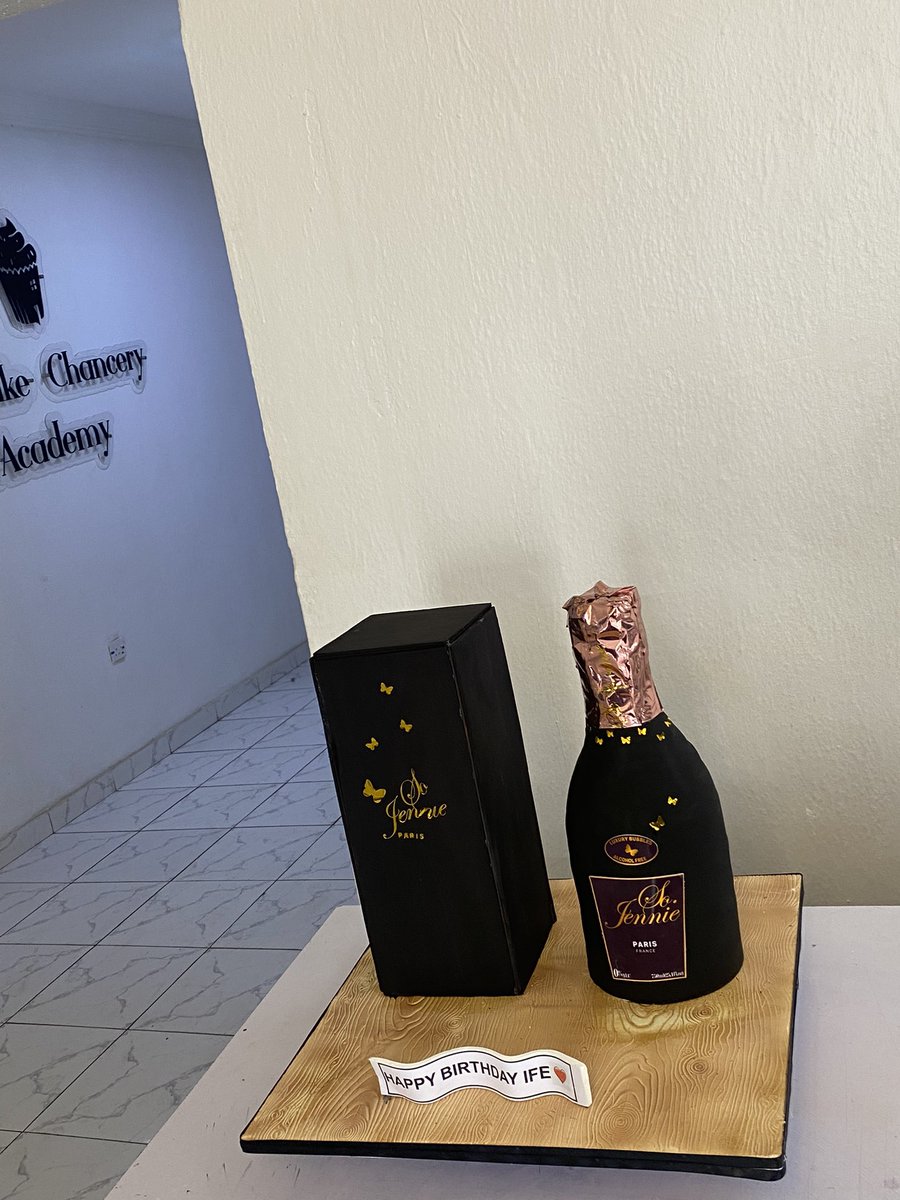 TheCakeChancery's tweet photo. Please bless this beautiful piece of art with 200 retweets for me 🙏🙏🙏🙏..
- wine box et wine bottle themed cake https://t.co/cACHFQj961