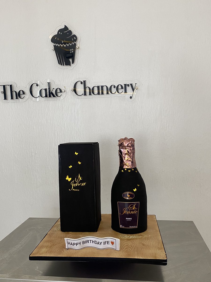 TheCakeChancery's tweet photo. Please bless this beautiful piece of art with 200 retweets for me 🙏🙏🙏🙏..
- wine box et wine bottle themed cake https://t.co/cACHFQj961