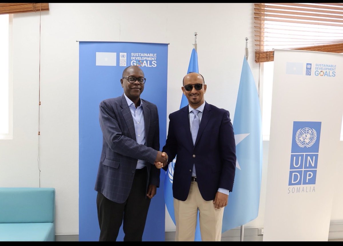 hakim_faqi's tweet photo. Waxaan maanta kulan mira-dhal ah la qaatay Mr. Christopher Laker, Ku-xigeenka Wakiilka Joogtada ah ee UNDP Somalia. Waxaan uga mahad celiyey taageerada wax ku oolka ah ee dhinacyada dowlad dhiska, bani’aadanimada iyo barnaamijyada horumarineed ee ay kala shaqeyso KGS. Waxaan ka wada hadalnay xoojinta xiriirka iyo iskaashiga labada dhinaca
Waxa kulanka goob joog ahaa DG Wasaaradda Qorsheynta iyo mas’uuliyiin ka tirsan UNDP.