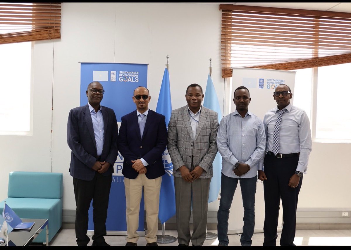 hakim_faqi's tweet photo. Waxaan maanta kulan mira-dhal ah la qaatay Mr. Christopher Laker, Ku-xigeenka Wakiilka Joogtada ah ee UNDP Somalia. Waxaan uga mahad celiyey taageerada wax ku oolka ah ee dhinacyada dowlad dhiska, bani’aadanimada iyo barnaamijyada horumarineed ee ay kala shaqeyso KGS. Waxaan ka wada hadalnay xoojinta xiriirka iyo iskaashiga labada dhinaca
Waxa kulanka goob joog ahaa DG Wasaaradda Qorsheynta iyo mas’uuliyiin ka tirsan UNDP.