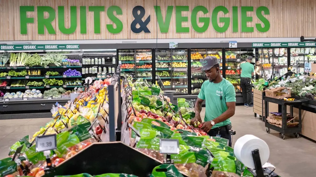 FoodInstitute's tweet image. Amazon is going big on grocery in 2026—think supercenters, micro-fulfillment in Whole Foods, and sub–same day delivery. The goal? Catch up to Walmart and win grocery e-commerce.

Details: foodinstitute.com/fi-newscast/am…

#retailnews #retailindustry #amazon #foodnews #foodandbeverage