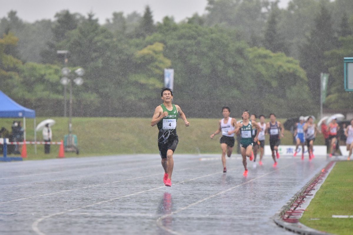 RunnersBase_RB's tweet photo. 【ご報告】
ランニングコミュニティ「RunBase（ランベース）」
を始めました。

改めまして、宍倉健浩（ししくら たけひろ）です。
これまで早稲田大学で4年間競技をし、2度の箱根駅伝出場。
その後JR東日本で実業団選手として走り続け、現在は母校である早稲田実業学校陸上部、また早稲田大学高等学院、一橋大学などのコーチとして指導現場に立っています。

箱根駅伝2度出場を始め、5000m 13分49秒、10000m28分16秒、ハーフ61分台。
数字だけ見れば順調そうに見えますが、実は全くそんなことはなく
大学時代は「ガラスの脚」と呼ばれているぐらい何度もケガを繰り返し、駅伝では自分のせいでシードを落としたこともあり、数えきれない挫折がありました。

だからこそ、その挫折の度に何をどうすればいいんだろうと日々模索し続け、実業団まで選手を続けることが出来ました。
この経験は今ランニングについて指導/発信している人の中でもなかなかいないと思います。

引退後は色々なところでこれまでの経験や自分の考えを伝えてきましたが、多くの方に"論理的でわかりやすい"、"新しい発見で目から鱗だった"、"何をすればいいかが明確になってモチベーションが上がった"などと嬉しい言葉を数多くいただくようになりました。

これまでの辛かった経験がこんな形で生きてくるんだな、と実感し私自身も本当に嬉しい気持ちになってます。

ただ、これまではどうしても一部の方だけに伝える形になってしまっていたので、
せっかくなら多くの人が少しでもプラスになればいいなと思い、これからは本格的に多くのランナーのサポートをしていこうと思いコミュニティを立ち上げました。

【RunBaseとは】
「ラン（Run）ニングの土台（Base）を築く場所です。

今、世の中にはランニングに関する情報が溢れています。
YouTubeやSNSを見れば「正解らしきもの」は沢山ある。
けれど、「自分にとっての正解」がわからず、迷子になっているランナーがあまりに多いと感じています。
「重心の真下に接地する」
科学的に正しいこの事実を、どうすれば体現できるのか？
頭ではわかっていても、身体が動かないギャップをどう埋めるのか？
私も昔はこれに苦しみ悩んできました。
だからこそ、この「科学的な事実」と、走る人の「主観的な感覚」をしっかり言語化し、繋いでいくことが私が指導する意味、役割だと考えています。

また、RunBaseは単なる指導の場ではありません。
例えば練習メニューを作ります、フォームの添削をします、などの一方的に伝えて終わりではありません。
私のこれまでの知識や経験を共有するのはもちろんですが、新しいことにも前向きに挑戦していき、最近ではAIやデータサイエンスの活用なども行いながら
集まったメンバー同士が熱量を持ってランニングに限らず人生トータルでプラスになるような、そんな良い仲間が集まる「共創するコミュニティ」にしていきたいと考えています。
「ただ走る」から、「賢く、効率的に、熱く走る」へ。

怪我なく生涯走り続けたい、1秒でもタイムを更新したいと願う全てのランナーと共に、新しい景色を見に行きたいです。

詳細や参加については、また別途共有します。
今すぐ知りたい方はDMにお問い合わせください。

#RunBase
#ランニング
#マラソン
#ランニングコーチ
#ランニングコミュニティ

https://t.co/uzUEcRsa2L