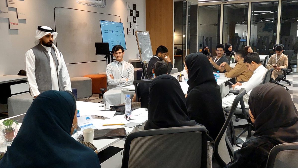 تشرفت بتقديم ورشة عمل لمدة ٤ أيام في جامعة الملك سعود بمعهد ريادة الأعمال، وكانت تجربة ثرية ومُلهمة بكل المقاييس.

خلال الأيام الأربعة، اطّلعت على مشاريع مميزة، وأفكار عميقة، ونقاشات ناضجة تعكس وعيًا عاليًا لدى الطلبة في فهم المشكلات الحقيقية والعمل على حلول قابلة للتطبيق.
ما