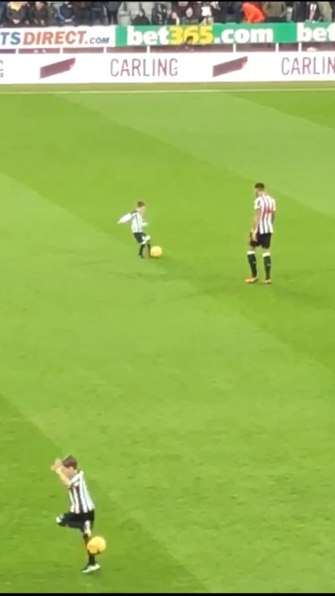 MickyK79's tweet photo. @NUFC Proud Dad moment for me in December 17 as my boy lead the team out with Jamaal against Brighton. Our Captain was brilliant with him. He’ll always be a legend of the club. Big part of dragging us out of spiralling into oblivion. A leader of men. Good luck big lad. https://t.co/Rpf8YyZUd5