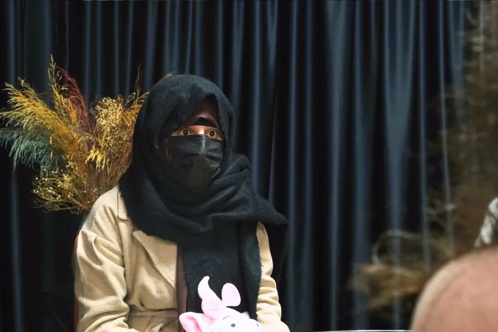 Kuran’a Hizmet Vakfı yöneticisi babanın istismar ettiği çocuk ve annesi nasıl yalnız bırakıldı?

◾️30 yaşında bir anne, hem kendisini hem çocuğunu istismar eden cemaat bağlantılı babanın tutuklanmamasına ve devlet kurumlarının ördüğü sessizlik duvarına karşı direniyor. Meclis'te