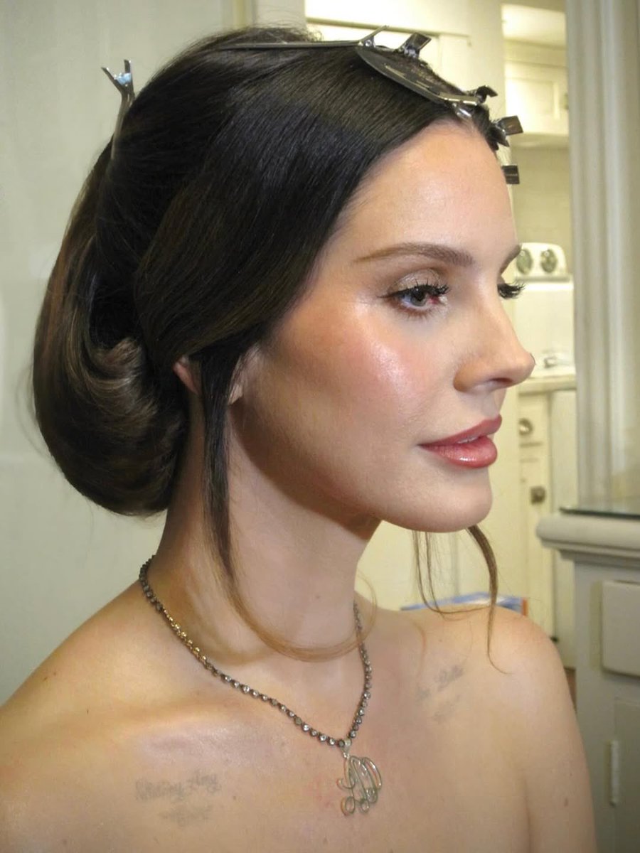 asafedelrey's tweet photo. fico encantado com esse perfil a mulher é linda de TODOS os ângulos como isso é possível https://t.co/A8cYKOyOk9