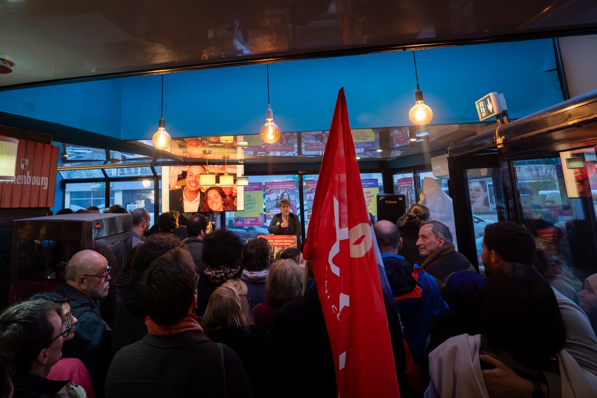 ClaireMLejeune's tweet photo. Salle qui déborde pour notre candidate à la mairie de Juvisy-sur-Orge @ClaudineOller🔥

Nous étions 200 dimanche en soutien à la liste menée par les insoumis et rassemblant la gauche.

La force est là. N'oubliez pas de vous inscrire sur les listes électorales pour pouvoir voter🗳️ https://t.co/MJvhD6wjtn