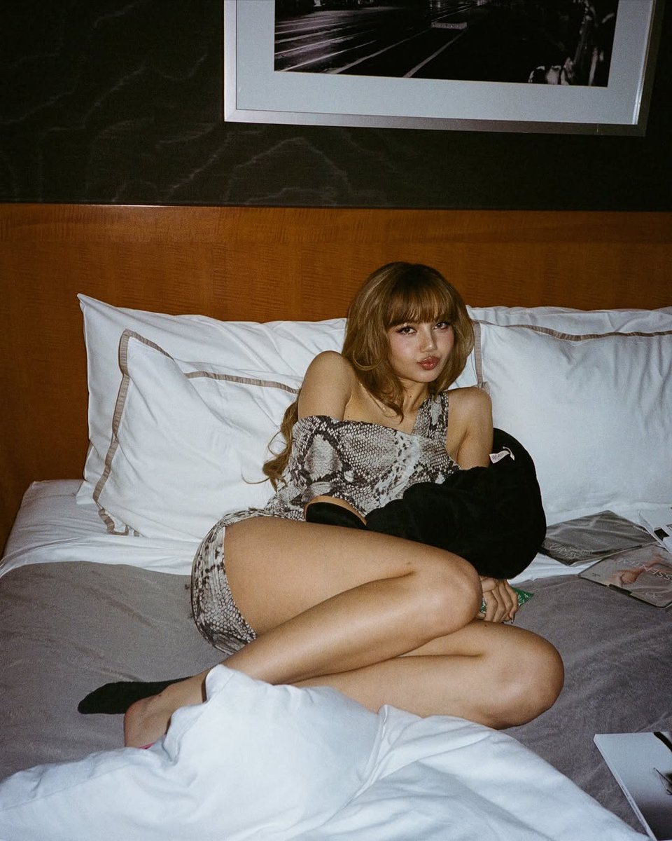 popsvibe's tweet image. LISA