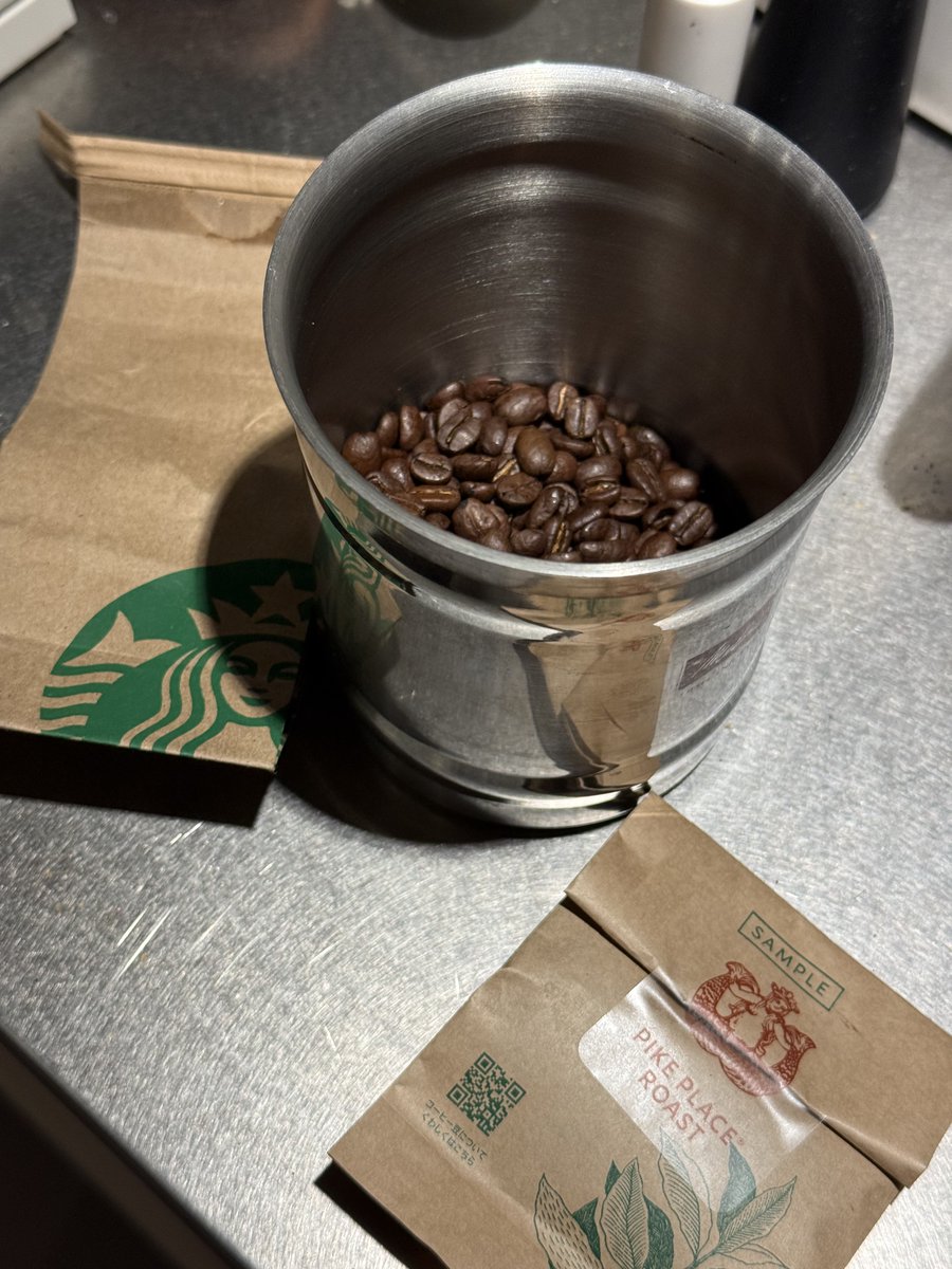スターバックスで買えるコーヒー豆の中で、唯一店員さんにお願いして量り売りしてもらわないと買えない「ブロンド エスプレッソロースト」を買ってきました。今飲んでるダークローストの「エスプレッソロースト」と比較するのが楽しみ。店舗限定のパイクプレイスローストのサンプルも頂いちゃった。