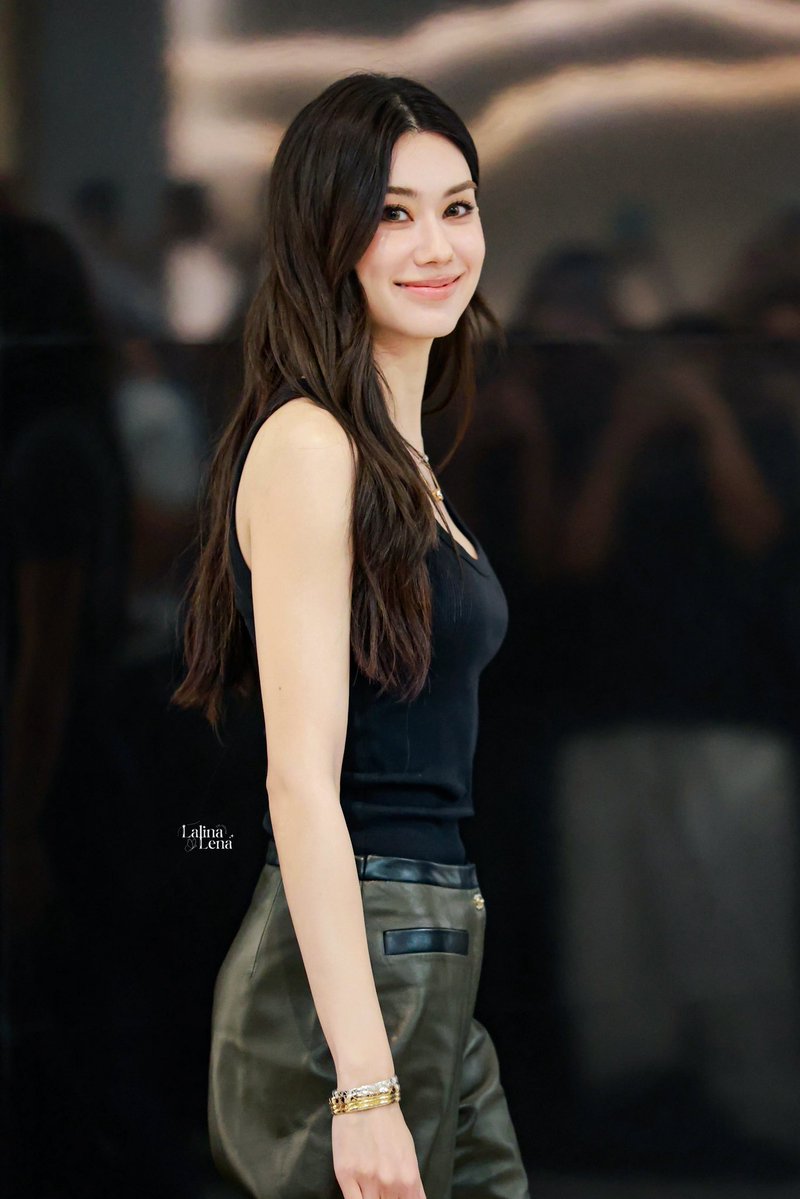 LalinaLena1999's tweet image. ยืนเท่ห์พอทน ยิ้มหวานให้พอเลย🫠🫠

LENAMIU COCO CRUSH CHANEL
#CHANELxLenaMiu
#lalinalena #ลีน่าลลินา