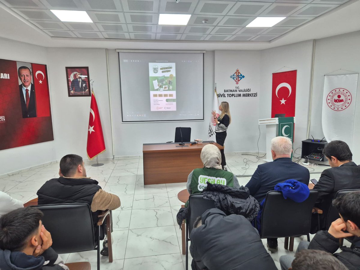 batmanstim's tweet photo. Batman’da Gençlere Yeşil Dokunuş, Sivil Toplum ve Bağımlılıkla Mücadele Eğitimi

📍Sivil Toplum Merkezi 

Türkiye’de benzeri bulunmayan ve sivil toplum kuruluşlarını aynı çatı altında buluşturan Batman Sivil Toplum Merkezi, gençlere yönelik farkındalık temelli anlamlı bir etkinliğe ev sahipliği yaptı.

Ömer Halisdemir Anadolu Lisesi’nden 100 öğrenci, bağımlılıkla mücadele konusunda bilinçlendirilmek amacıyla düzenlenen programda Yeşilay yetkilileri ve alanında uzman isimlerlebir araya geldi. Etkinlikte; bağımlılık türleri, sağlıklı yaşam ve sivil toplum bilincinin önemi ele alınırken, bilgilendirici sunumların yanı sıra interaktif paylaşımlar da gerçekleştirildi. Program sayesinde öğrenciler hem toplumsal sorumluluk bilinci kazandı hem de sağlıklı yaşam konusunda önemli farkındalıklar edindi.

Programın açılışında konuşan İl Sivil Toplumla İlişkiler Müdürü Kemal Akkurt, sivil toplum kuruluşlarının toplumsal hayattaki rolü, gönüllülük faaliyetlerinin önemi ve gençlerin bu süreçlere katılımının sağlayacağı kazanımlar üzerine bir sunum yaptı. Akkurt, aktif ve bilinçli bireylerin güçlü ve sürdürülebilir bir toplumun temelini oluşturduğunu vurguladı.

Ardından söz alan Yeşilay Batman Şube Başkanı Orhan Edis, Yeşilay’ın ülke genelinde ve Batman’da yürüttüğü çalışmalar hakkında öğrencilere bilgi verdi. Edis, özellikle bağımlılıkla mücadele kapsamında hayata geçirilen projeler ve sosyal sorumluluk faaliyetlerine değindi.

Etkinliğin devamında, Yeşilay Danışmanlık Merkezi (YEDAM) bünyesinde görev yapan psikolog ve uzmanlar tarafından; teknoloji bağımlılığı başta olmak üzere bağımlılık türleri, Yeşilay’ın düzenlediği yarışmalar ve gönüllülük sistemi hakkında kapsamlı sunumlar yapıldı.

Soru-cevap bölümüyle interaktif bir şekilde devam eden program, hatıra fotoğrafı çekimiyle sona erdi. Etkinliğe katılan öğrenciler, kendilerine bu imkânı sunan Vali Ekrem Canalp’e teşekkür ederek programın hem bilgilendirici hem de farkındalık artırıcı olduğunu ifade etti.