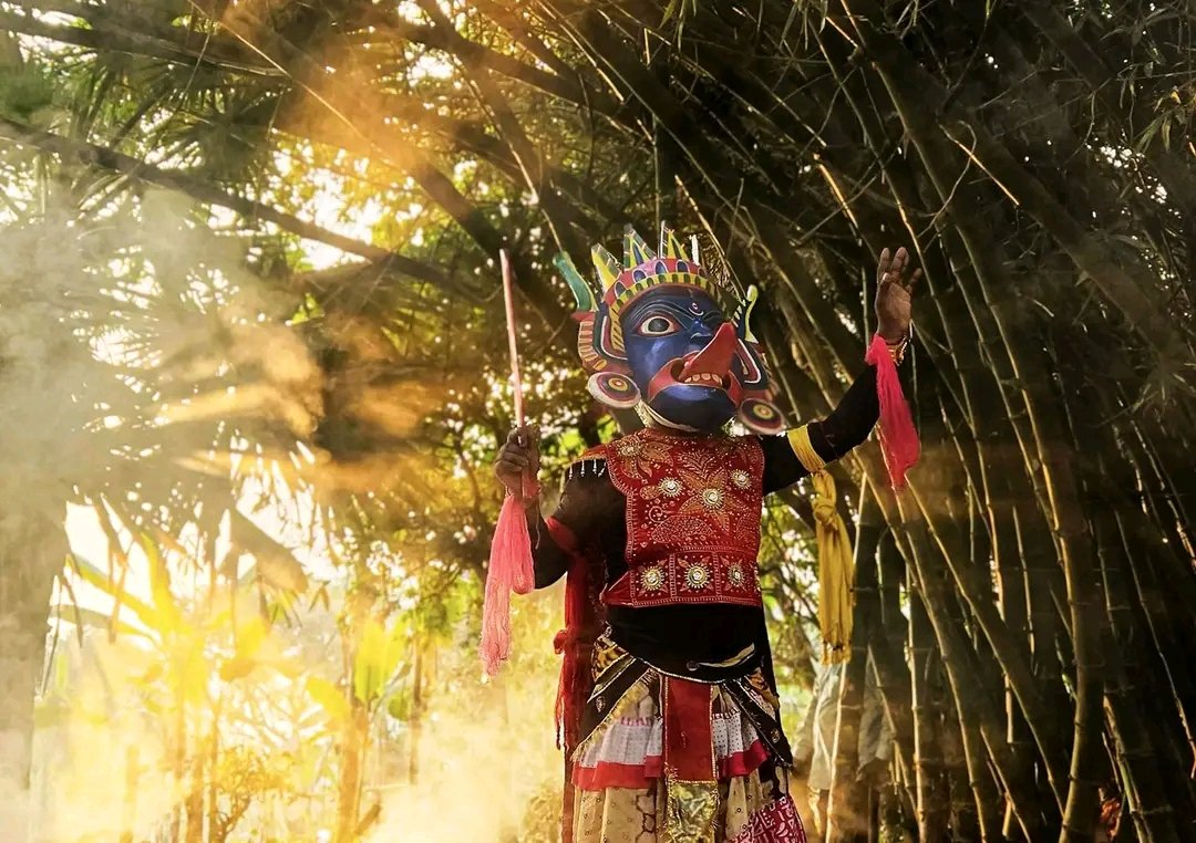 Gramergolpo's tweet photo. G O M I R A 👺

Gomira is the heartbeat of tradition, a performance that transforms artisans, dancers, and spectators into one shared spiritual journey. 🎭

Pic SayanBose.

#photography #travelphotography #gomira #rituals #photography #photoofday #masks #sonyalphain #sonyalphagallery #natgeoindia #incredibleindia