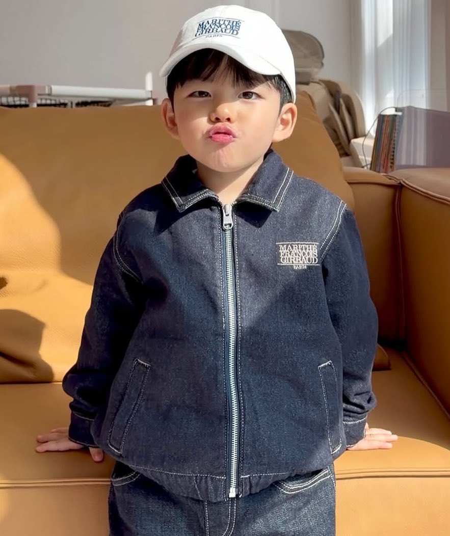 noot noot~ 🤏🏻🤏🏻 look at our baby bears, they’re practically twinning🐻🐻‍❄️