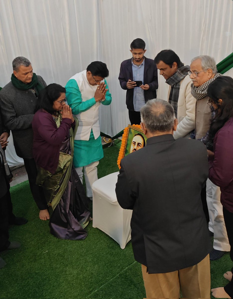 RJDforIndia's tweet photo. नई दिल्ली स्थित राष्ट्रीय जनता दल के राष्ट्रीय कार्यालय में “भारत लेनिन” के नाम से प्रसिद्ध अमर शहीद जगदेव प्रसाद बाबू की जयंती के अवसर पर “उपेक्षित वर्गों को सशक्त बनाने की राजनीति से प्रेरित समकालीन राजनीति और जगदेव बाबू” विषय पर एक संगोष्ठी सह पत्रकार मिलन समारोह का आयोजन किया गया।

कार्यक्रम के संयोजक सह राजद के राष्ट्रीय प्रवक्ता प्रोफेसर सुबोध कुमार मेहता ने बताया कि देश के जाने-माने वरिष्ठ पत्रकार जय शंकर गुप्ता एवं विनोद अग्निहोत्री ने मुख्य वक्ता के रूप में भाग लिया और समकालीन राजनीति में जगदेव बाबू के विचारों की प्रासंगिकता पर प्रकाश डाला। @subodhprof01 ने कहा कि सामाजिक न्याय, समानता और शोषित वर्गों के अधिकारों के लिए जगदेव बाबू का संघर्ष आज भी राजनीति को दिशा देने वाला है। 

उन्होंने आगे कहा कि जगदेव प्रसाद बाबू बिहार की समाजवादी राजनीति के प्रमुख स्तंभ रहे हैं। उन्होंने शोषित वर्गों के हक़ की लड़ाई को राजनीतिक मंच पर मजबूती से उठाया। सामाजिक न्याय की उनकी वैचारिक प्रतिबद्धता के कारण उन्हें “भारत लेनिन” के नाम से जाना जाता है। 1974 में सामाजिक परिवर्तन की लड़ाई के दौरान वे शहीद हो गए, लेकिन उनके विचार आज भी जनआंदोलनों और राजनीति के लिए प्रेरणास्रोत बने हुए हैं। उपस्थित जनसमूह ने जगदेव प्रसाद बाबू के बताए मार्ग पर चलकर समाज के सर्वांगीण उत्थान, सामाजिक न्याय और समावेशी व्यवस्था के लिए सतत संघर्ष करने का संकल्प लिया।

इस अवसर पर लोकसभा में राजद संसदीय दल के नेता अभय कुशवाहा, राज्यसभा सांसद @sanjuydv, बक्सर से लोकसभा सांसद @_Sudhaker_singh सहित पार्टी के कई वरिष्ठ नेता, पदाधिकारी एवं बुद्धिजीवी वर्ग उपस्थित रहे। सभी वक्ताओं ने जगदेव बाबू के विचारों को आत्मसात करते हुए सामाजिक समरसता और समावेशी राजनीति को आगे बढ़ाने की आवश्यकता पर बल दिया।

सुबोध मेहता ने अंत में बताया कि कार्यक्रम के बाद दिल्ली में बिहार से जुड़ी खबरों को कवर करने वाले पत्रकार, संसदीय बीट को कवर करने वाले पत्रकार समेत अनेक पत्रकारों के साथ पत्रकार मिलन समारोह का भी आयोजन किया गया।

@yadavtejashwi
#RJD #bihar #TejashwiYadav