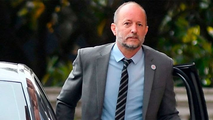 Hoy es la audiencia para analizar el patrimonio de Insaurralde. El fiscal Mola intenta demostrar que se enriqueció ilícitamente. El delincuente dijo que tiene plata porque se la donó su ex mujer. Infame.