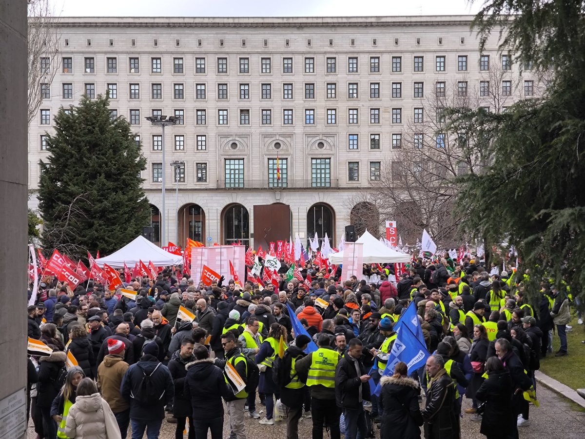 Esta mañana la familia ferroviaria nos hemos concentrado ante las puertas del ministerio porque la situación es insostenible.

Faltan recursos y falta personal.
Así no podemos seguir.