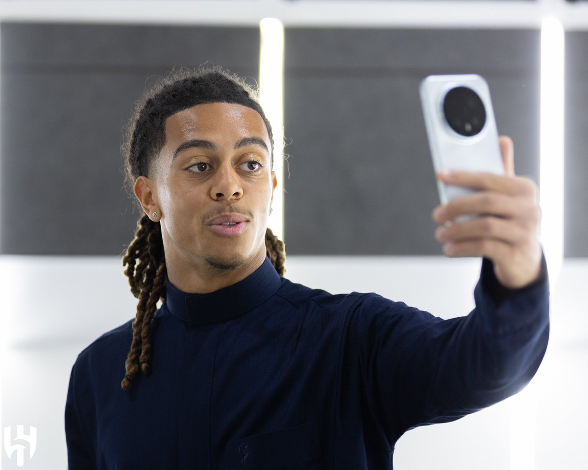 Alhilal_FC's tweet image. 📸 "سايمون" في مقر الزعيم 💙