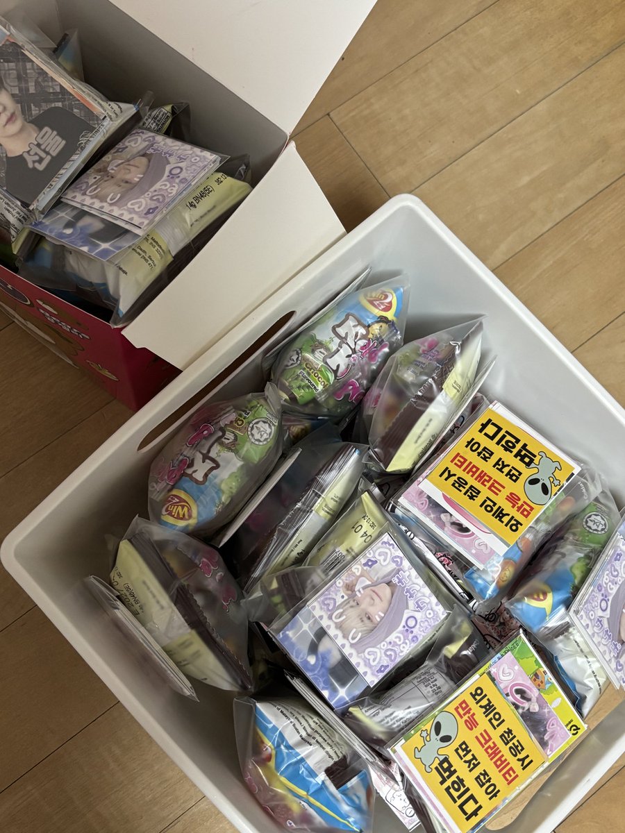 hamhyunhan's tweet photo. [cravity fan-con]
VITY FESTA

크래비티 팬콘에서 나눔합니다!

🎈날짜
2/7 첫콘

🎁수량
간식+비공굿-34개
간식만-13개

한 곳에 계속 있지는 못하고 올홀 근처에서 돌아다닐 예정인데 당일 착장 올릴테니 보시면 많이 찾아와주세요!

빈 손으로 집 갈 수 있게 해주세용🥺
#크래비티 #팬콘 #나눔 https://t.co/UkAjRqfynA