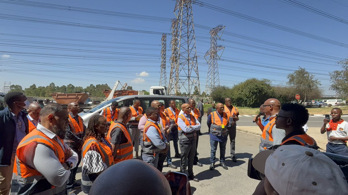 DOEE_ZA's tweet image. [IN PICTURES]: The Minister of Electricity and Energy, Dr. Kgosientsho Ramokgopa, undertook his first official visit to Eskom Rotek Industries (ERI), a strategic entity providing specialised transport, maintenance and logistics support to Eskom power stations.

#LeaveNoOneBehind
