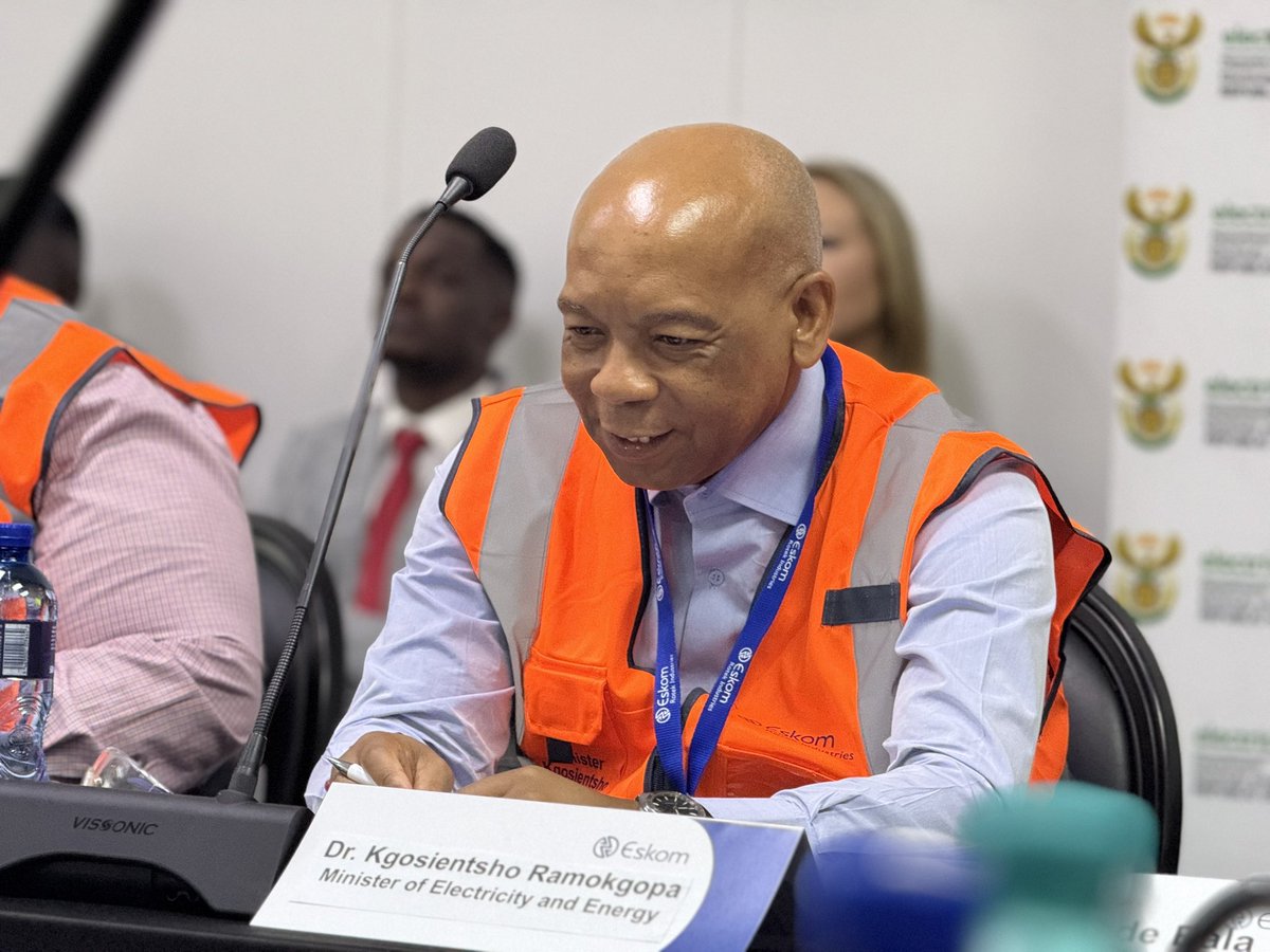 DOEE_ZA's tweet image. [IN PICTURES]: The Minister of Electricity and Energy, Dr. Kgosientsho Ramokgopa, undertook his first official visit to Eskom Rotek Industries (ERI), a strategic entity providing specialised transport, maintenance and logistics support to Eskom power stations.

#LeaveNoOneBehind