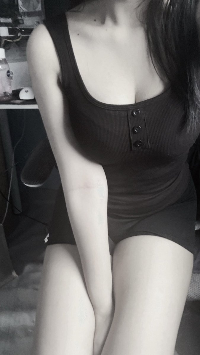 view_notlloli tweet media
